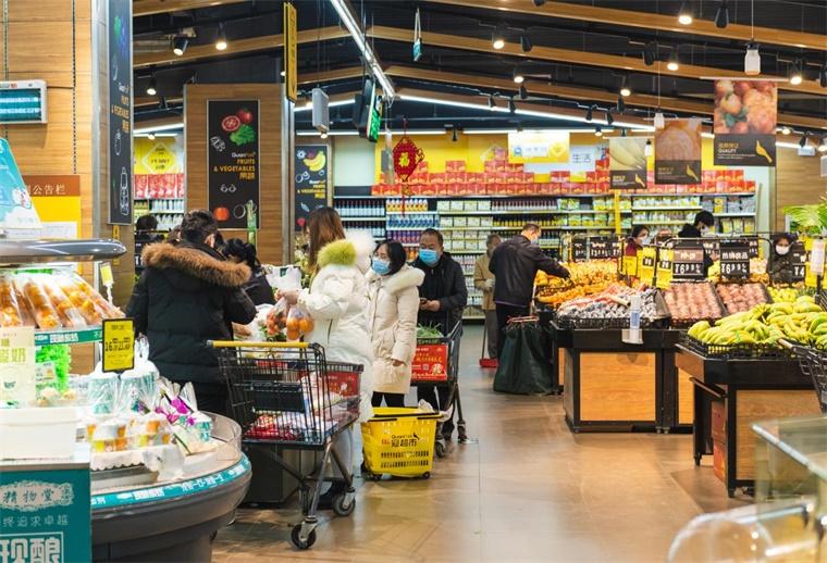 男子遭老人连续撞击，男子奋起反击，结果男子被拘留。这多正常一事儿啊。可这老人倒好