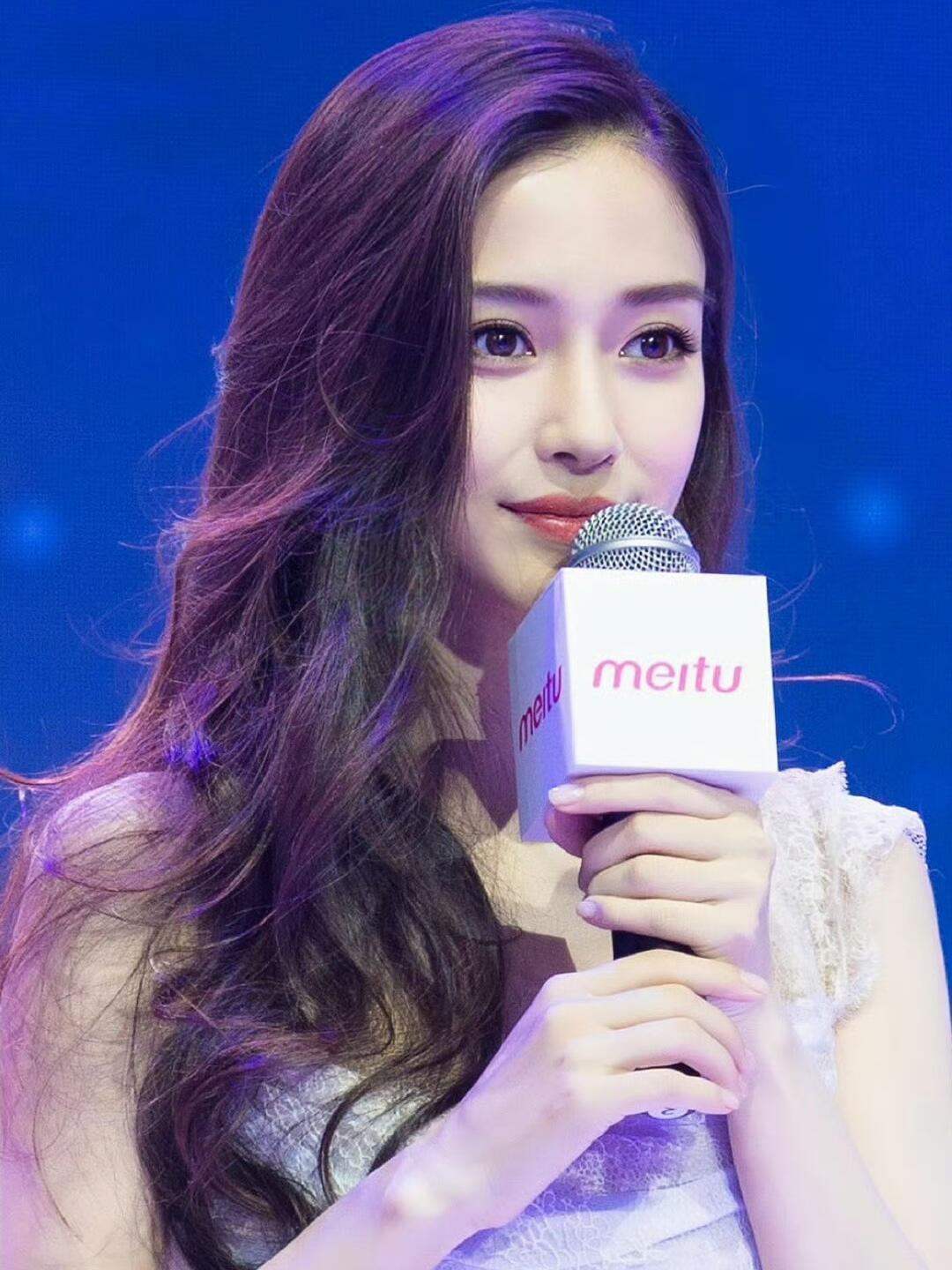 早期的浅瞳仁小虎牙也太娇憨美萌了 斜分发型被这张脸衬得好俊….. 