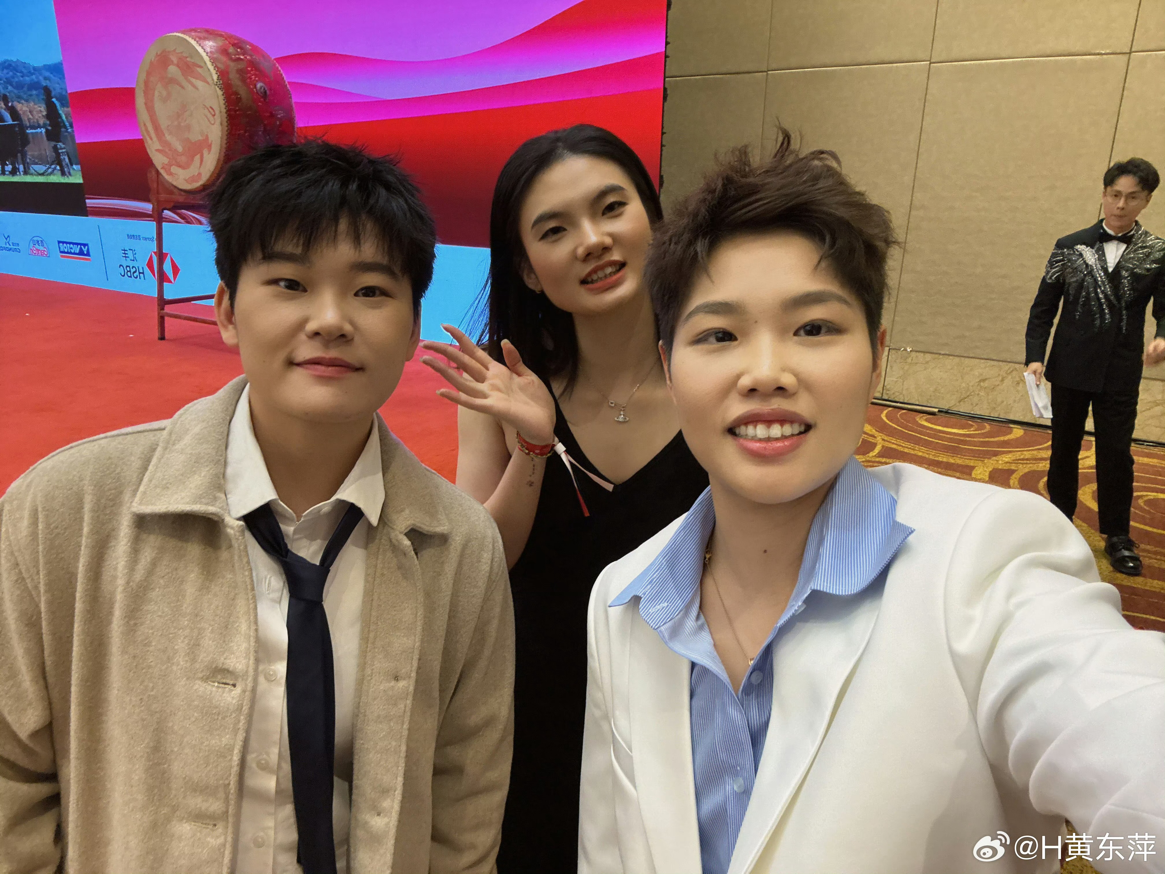 黄东萍到底有几个好妹妹，愚人节全嗑了吧 