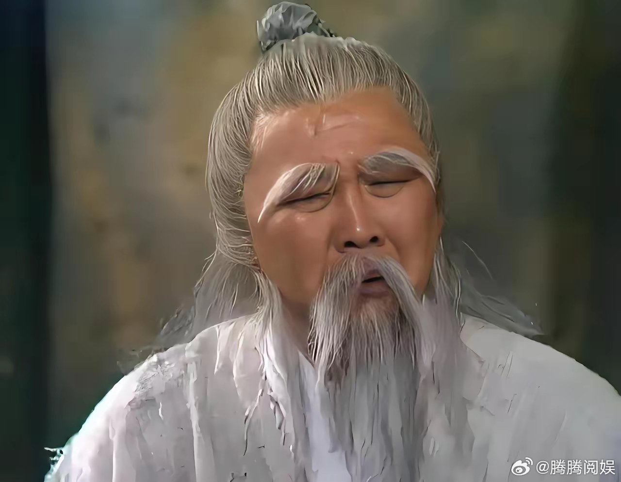 81岁，坐轮椅，双脚肿得发黑穿不上鞋，住养老院。四个亲生子女，几乎没人来看他。这