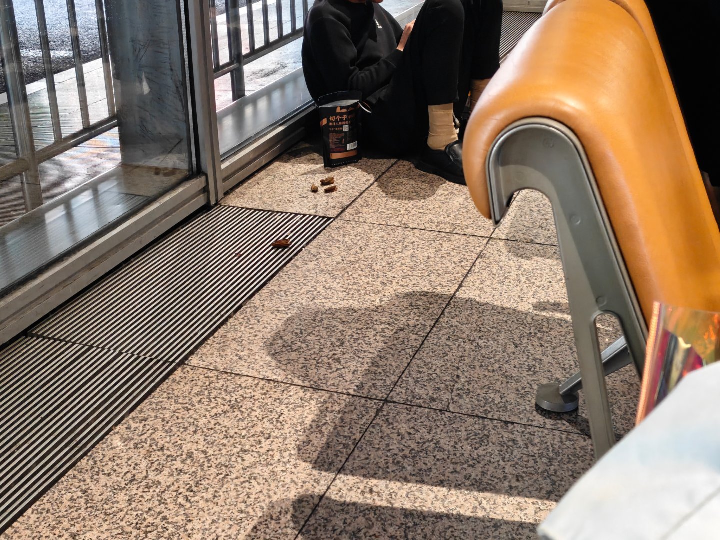 这瘾是真大，候机就坐地下，边吃边吐 北京·首都机场T3航站楼