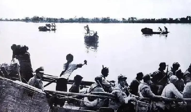 1949年，一个红军叛徒大摇大摆走进江西万安区政府，以老党员的身份大言不惭地提要