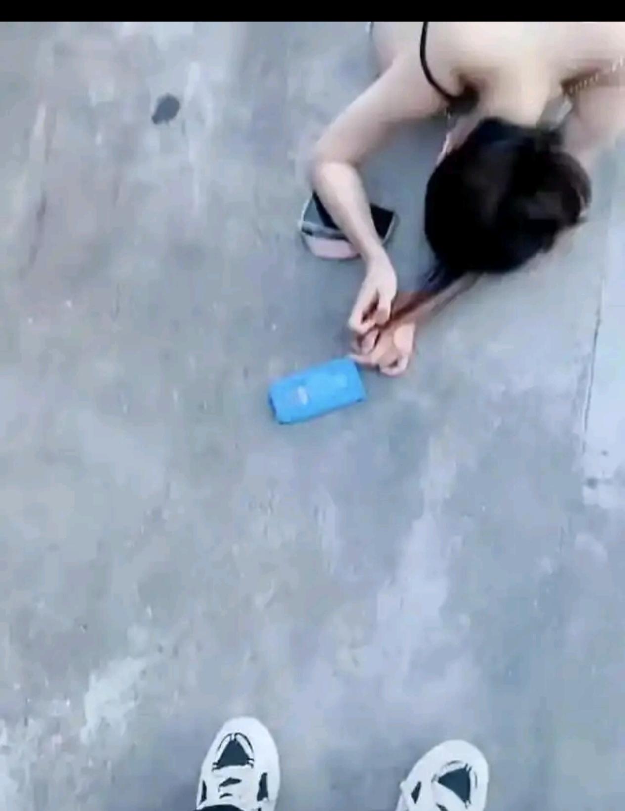 一男子的妻子出轨，没想到男子当众给妻子的情人送锦旗，还请朋友在小区里到处打听和散