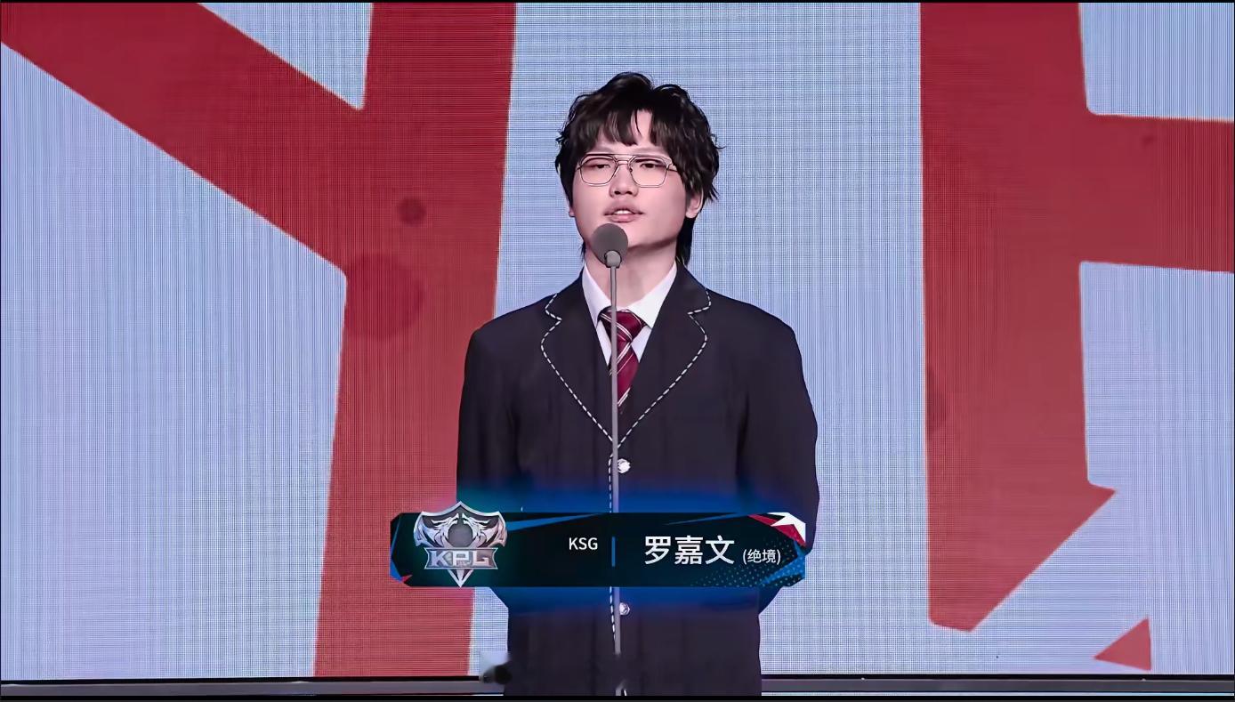 句号又接学弟回家了 双向奔赴太好嗑了前辈热情迎接，学弟直言要跟着队伍走，期待大家
