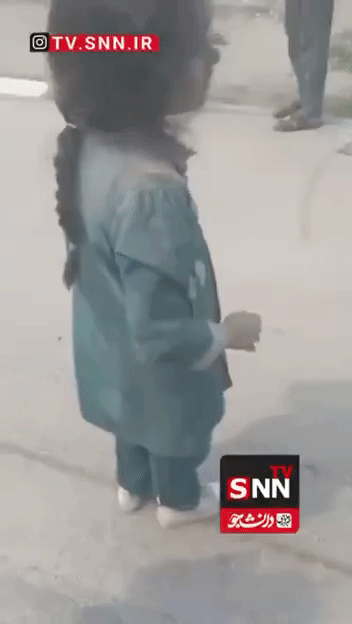 伊朗米纳布学校被美国导弹轰炸后的视频曝光
几名小女孩身上全是血，眼神里全是恐惧和