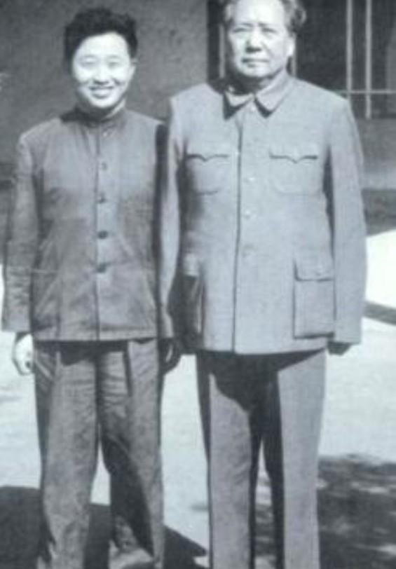 1976年9月9日，一男子跪倒在毛主席病榻前，一边流泪一边拿起剪刀，眼前躺着的是