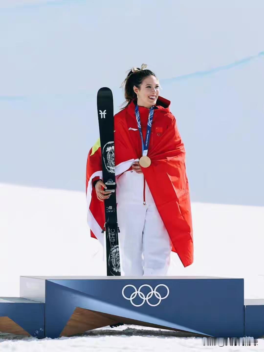 谷爱凌继北京冬奥会后，今天又臂配中国国旗🇨🇳，在意大利米兰冬奥会上，为中国夺