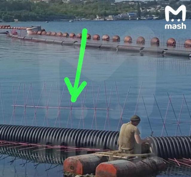 根据当地民众拍摄的照片，俄军在克里米亚大桥两侧水域开始部署浮动护栏，以阻挡乌军自