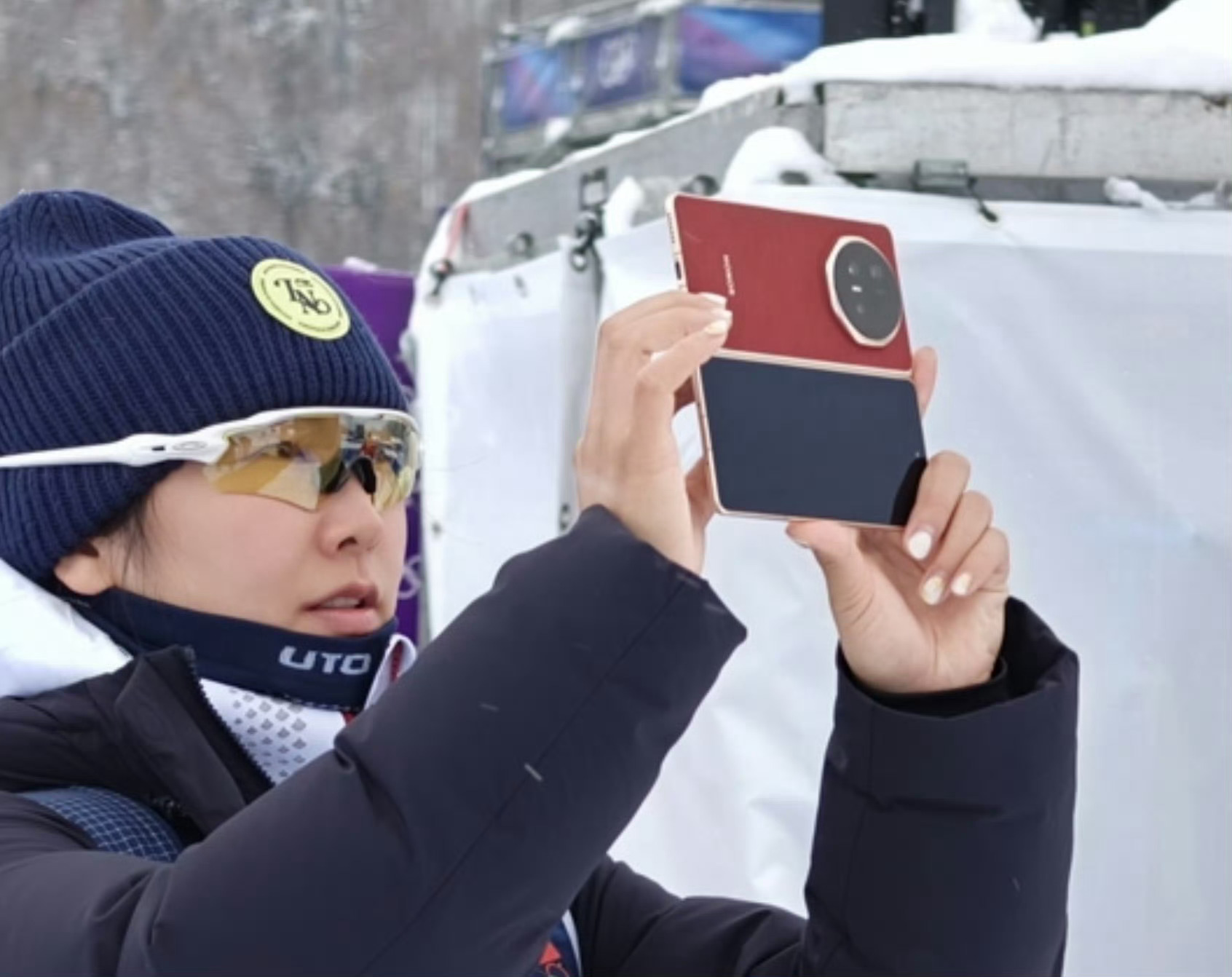 荣耀MagicV6真机曝光了这次这个红色的，后盖材质有点特别，手感很丰富 荣耀M