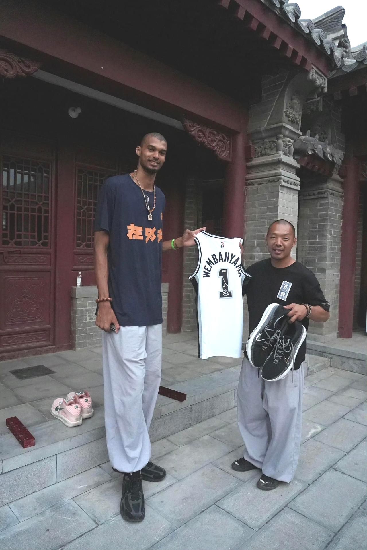 唯一给文班亚马剃光头的人，延安法师发文祝贺马刺进入总决赛。


众所周知，马刺淘