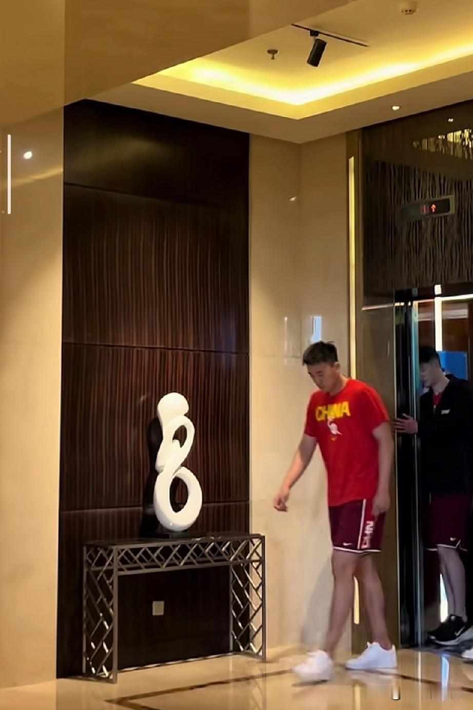 我觉得球迷应该适可而止，不要天天堵球员门，时间长了也烦！

中国男篮正在积极在沈