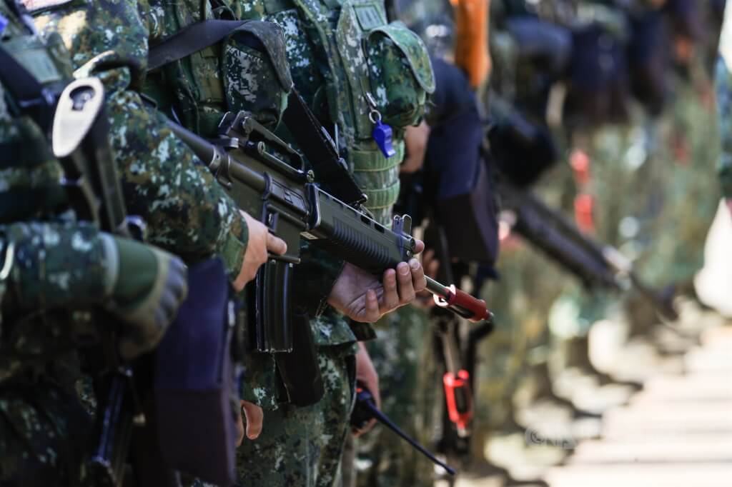 飞扬军事 台匪軍最新書面報告指出，匪軍藉由恢復「反共愛國教育」、實施「精神戰力專