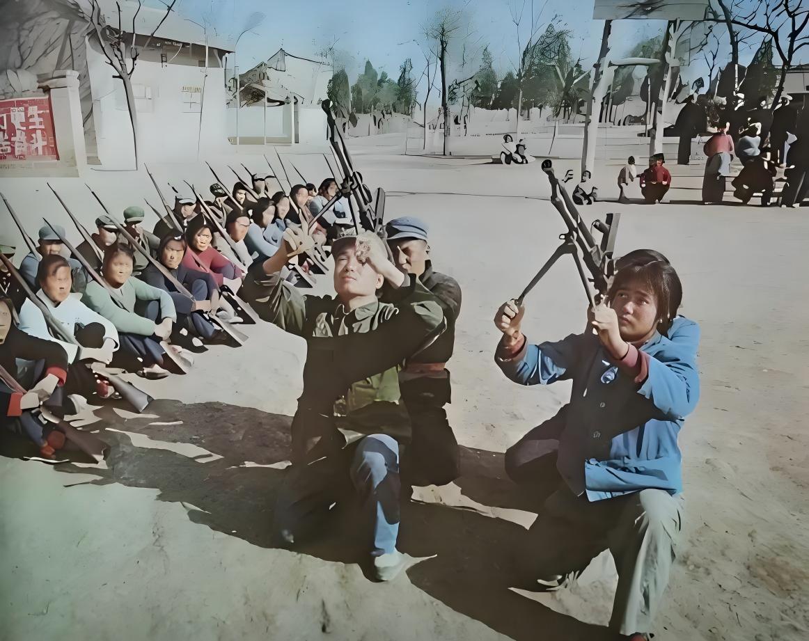 最近网上又刷到七十年代民兵训练的旧照片，打靶、列队、夜间拉练，那种全民皆兵的场面