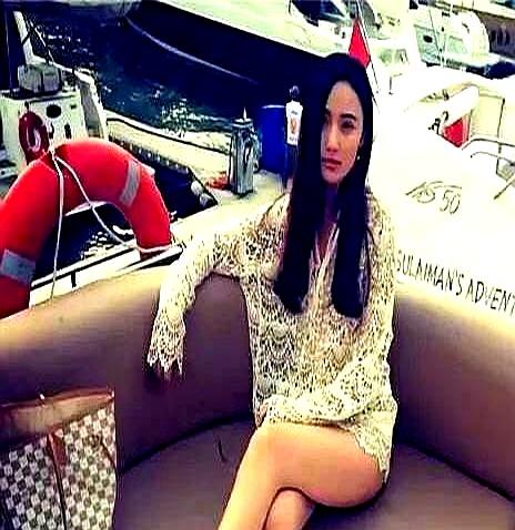 嫁给李亚鹏3年扛4亿多债务，离婚后她反倒住上了联排别墅。
婚姻存续期全家从别墅