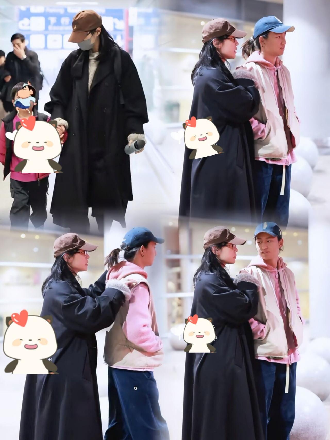 白百合17岁大儿子留着长发！媒体拍到白百合带俩娃回国，大儿子戴着蓝色帽子，身穿粉