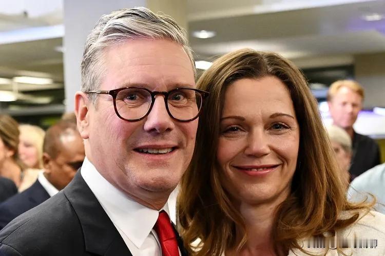 英国首相斯塔默老婆
英国首相基尔·斯塔默（Keir Starmer）的妻子是维多