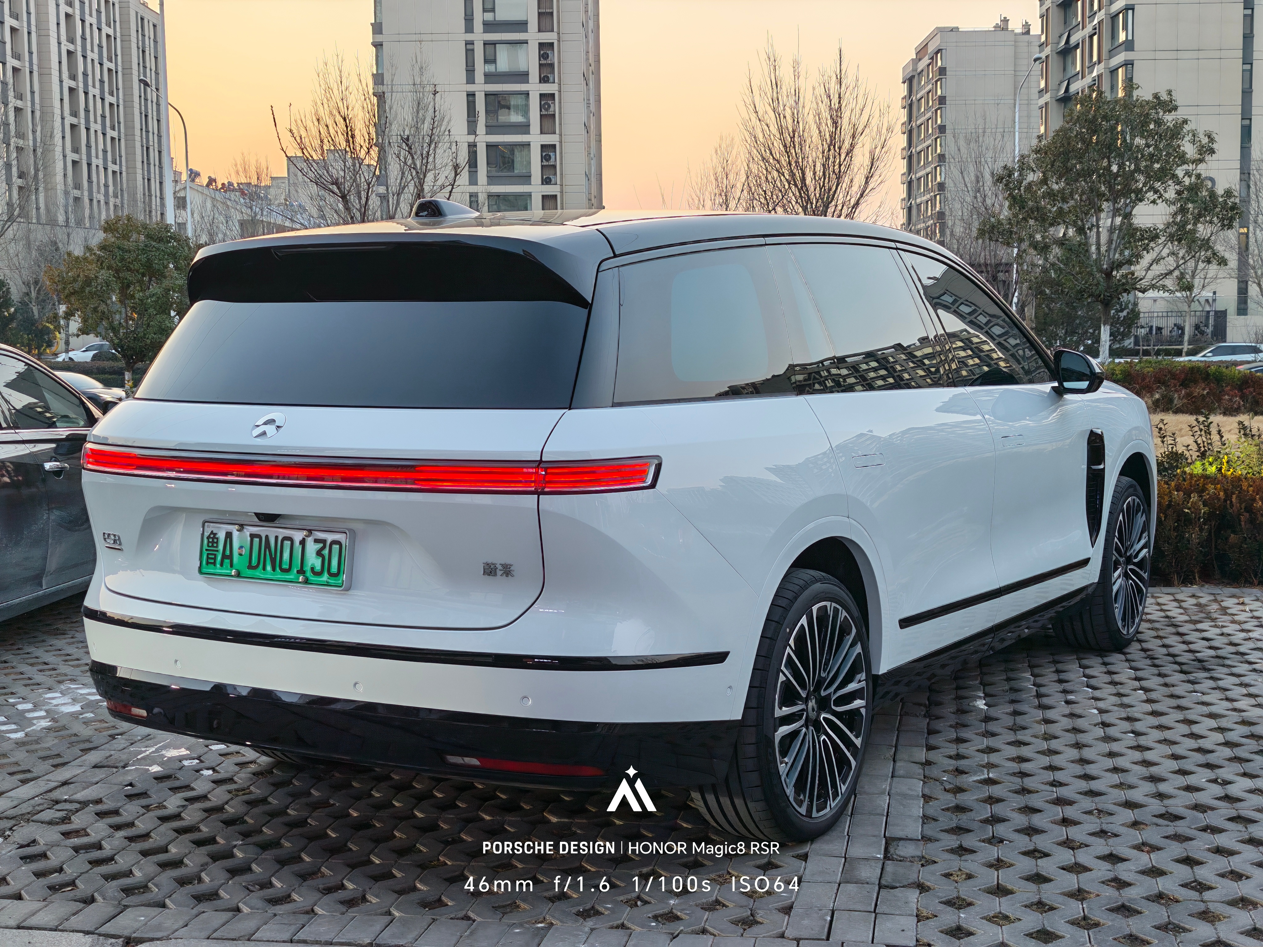 ES8随便怎么拍都帅，我把镀铬条贴黑了，不太喜欢亮面的镀铬条最近蔚来商城的悬浮轮