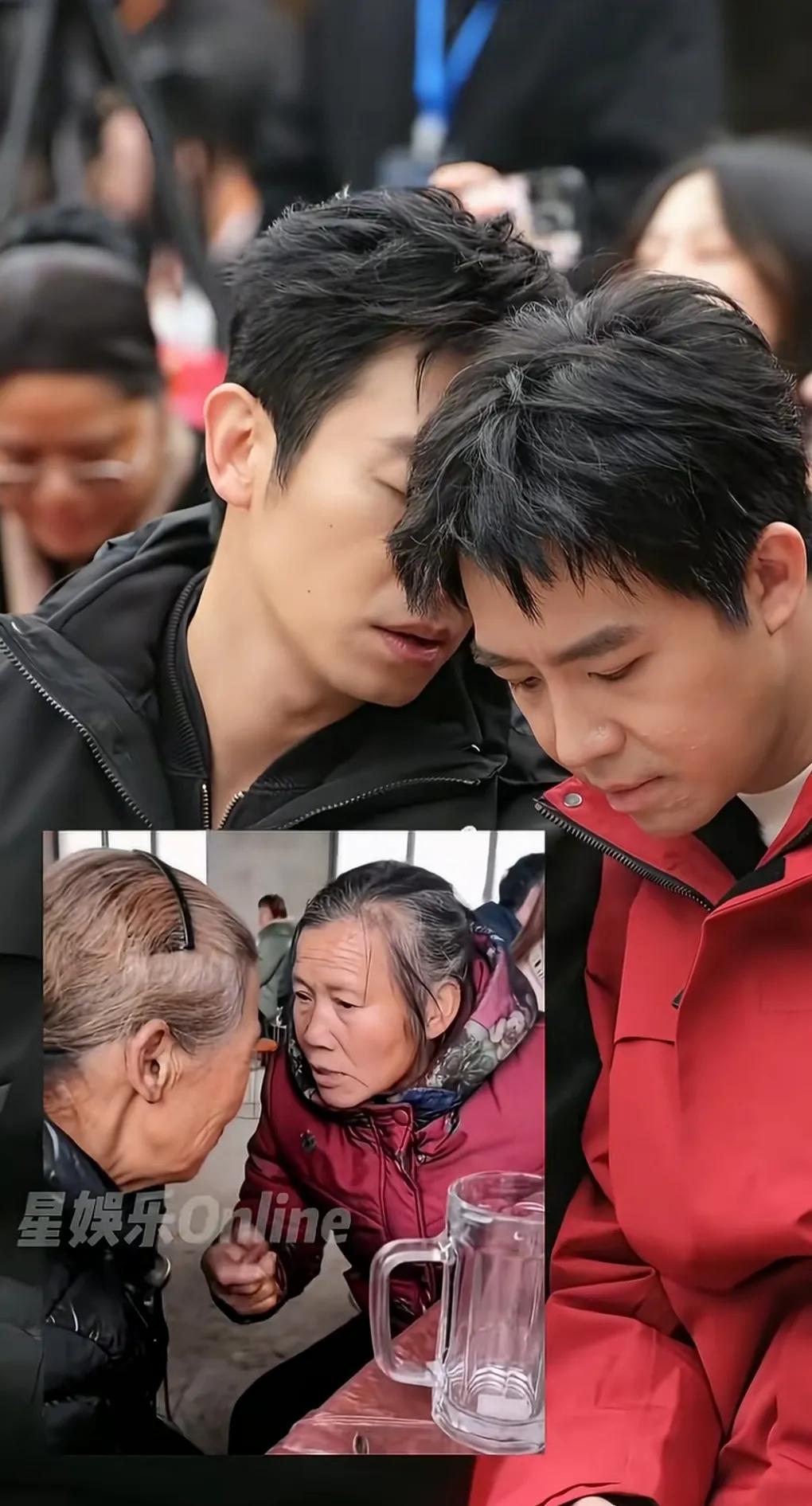 交头接耳的这俩人，像极了俩老太太在八卦。