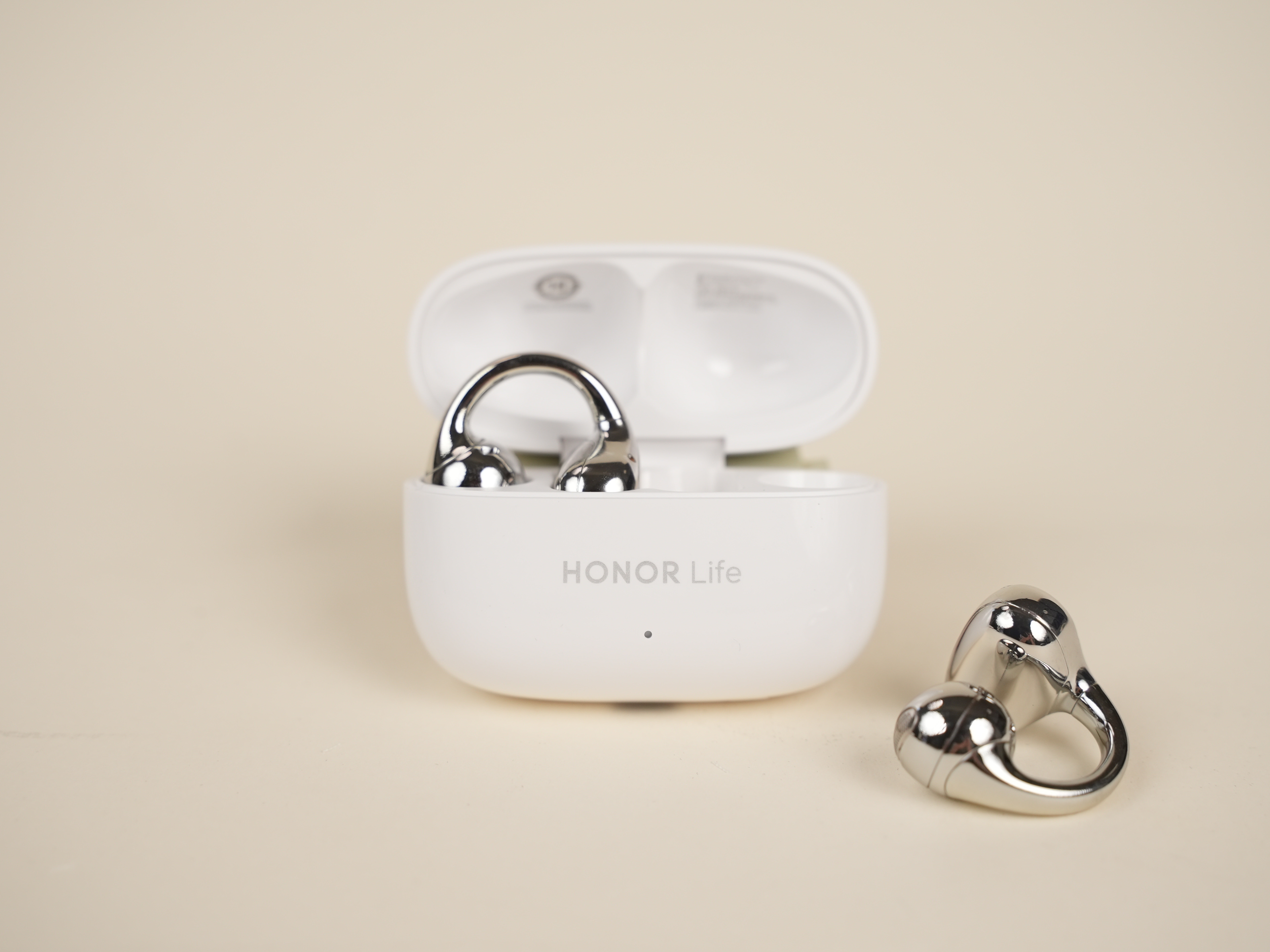 HONOR Life FlyClip 3i 这款银色挺上镜，圆润的水滴造型加上亮
