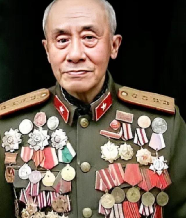 1938年，几十名日军正在河中央洗澡，被一名路过的八路军发现，本以为他会偷偷报告