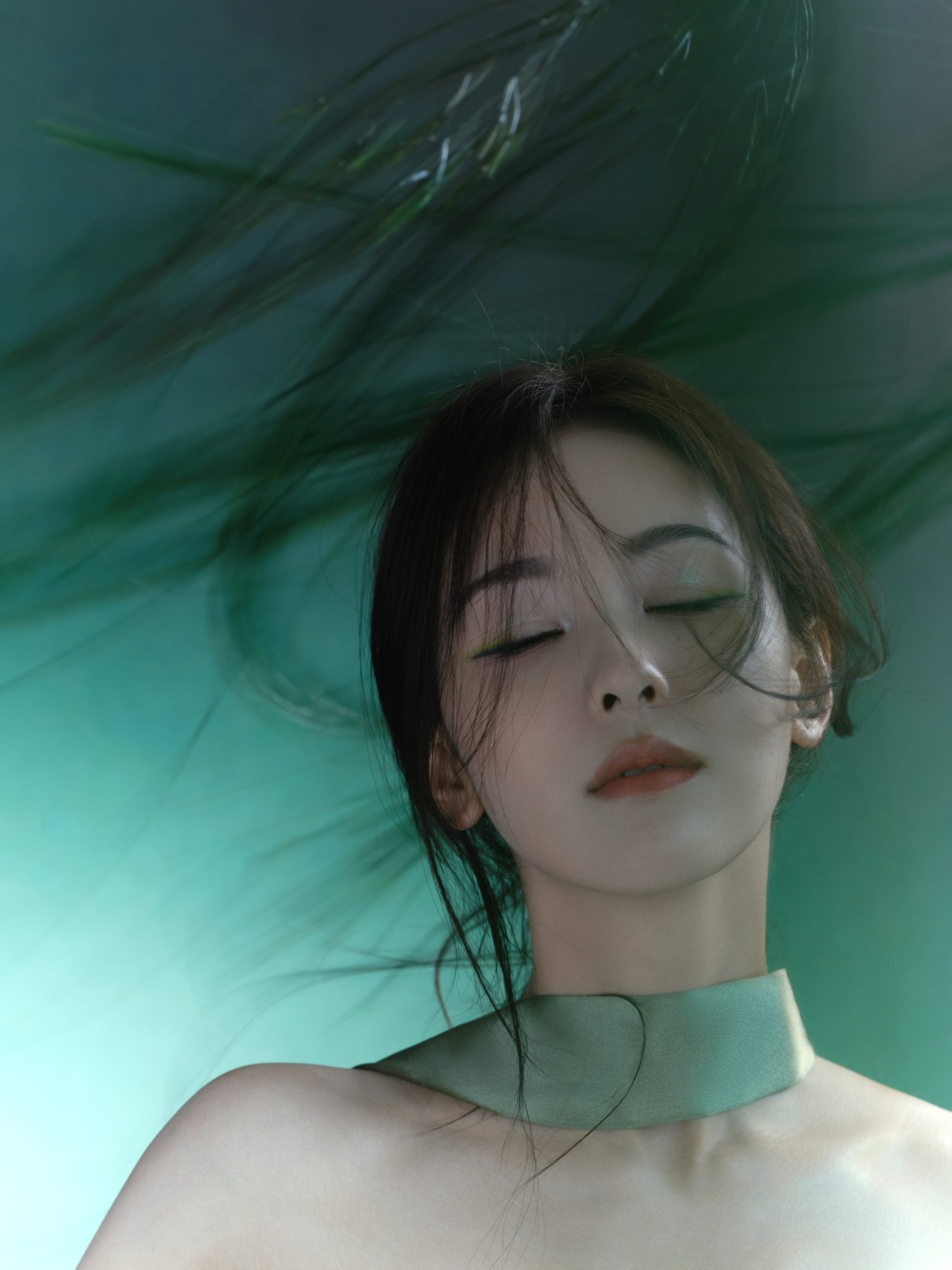 陈都灵[超话] 青缎荡漾闪碧波，翠影柔光落银河。柳映日月，引妆入座。 ​​​