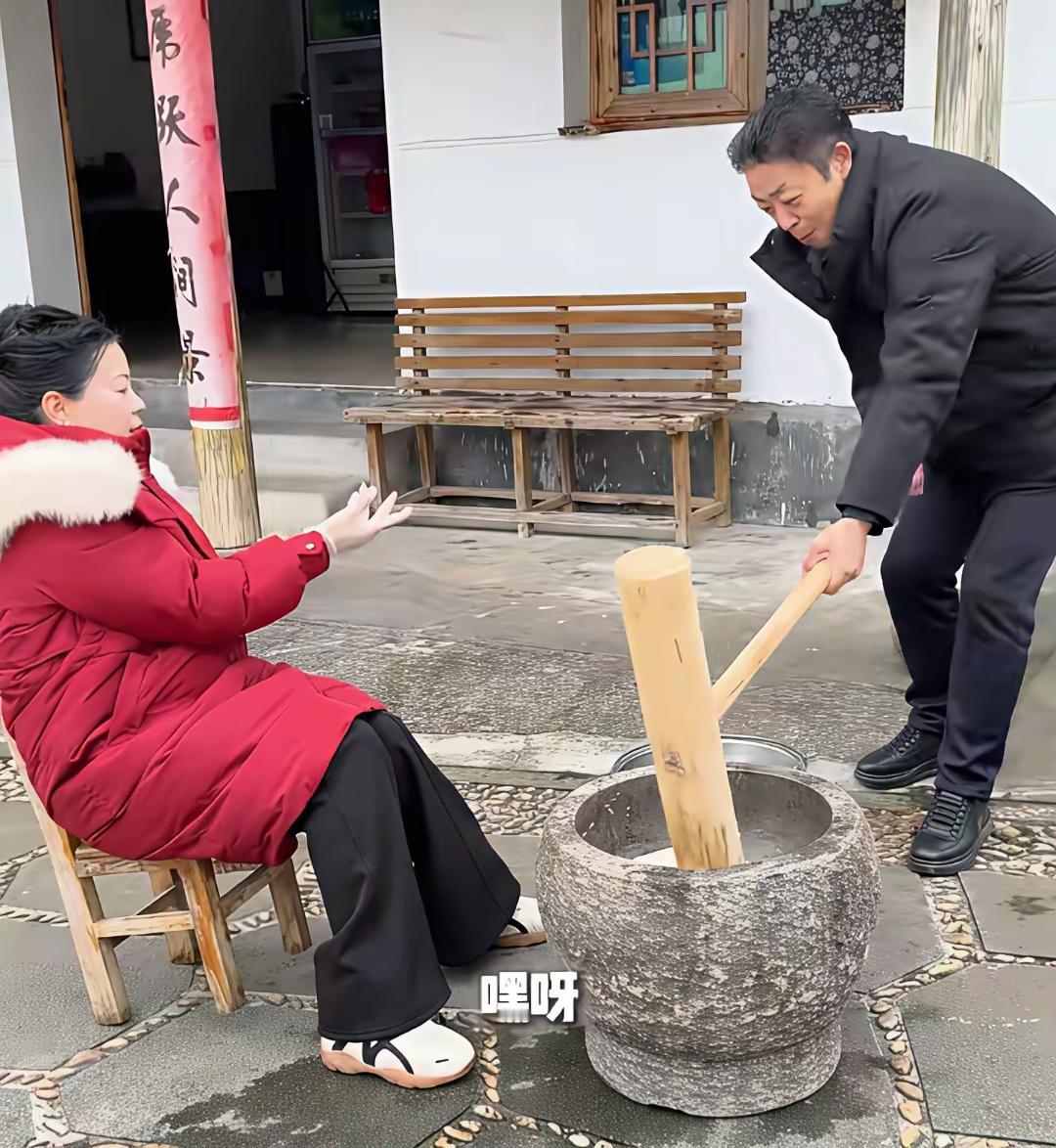 2月1日早上，许妈姚爸浙江年货节直播准时开启！
 
妮妮全程陪同姑姑姑父，一起亲