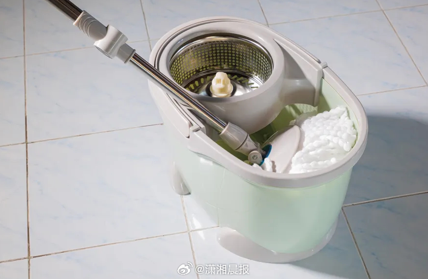 【#宝妈每天用84消毒液拖地致肺炎#】#居家消毒剂用不对反成肺部刺客#近日，江苏