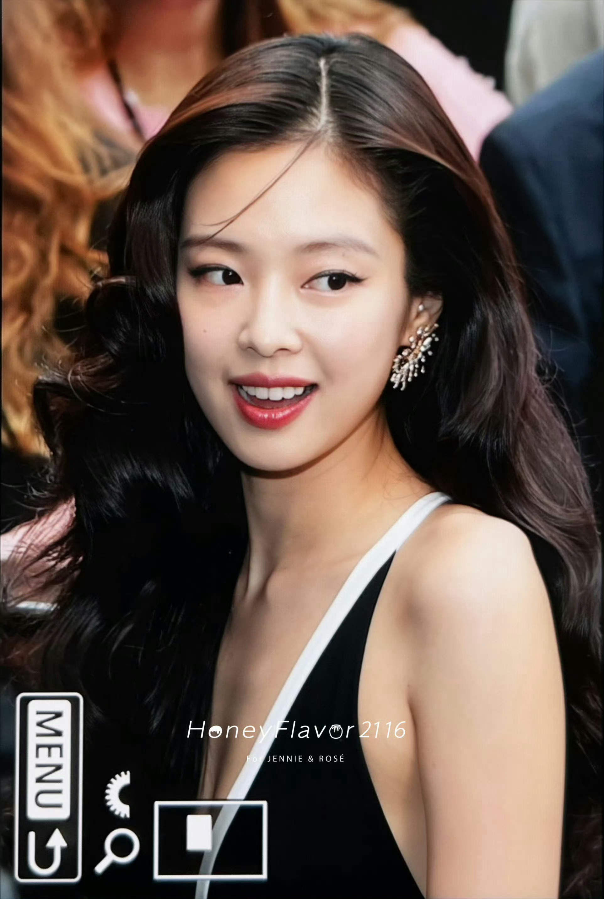 Jennie长卷发深V造型一看到妮妮姐美成这样我什么病都好了