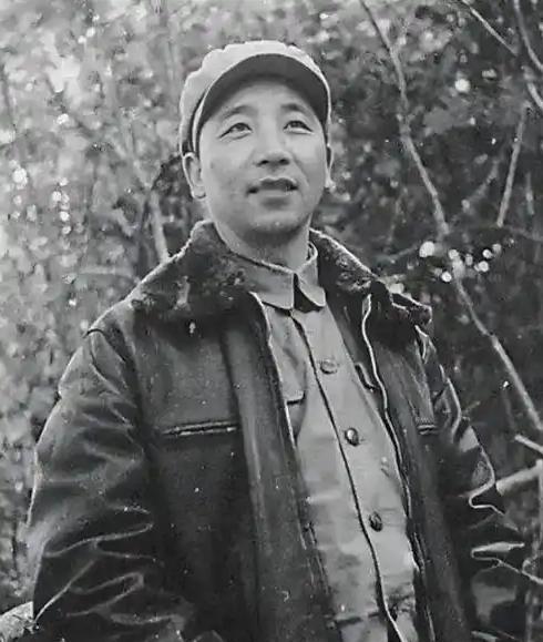 1932年，徐向前骑马路过死人堆时，发现其中一具尸体是自己手下的一名连长，并且身