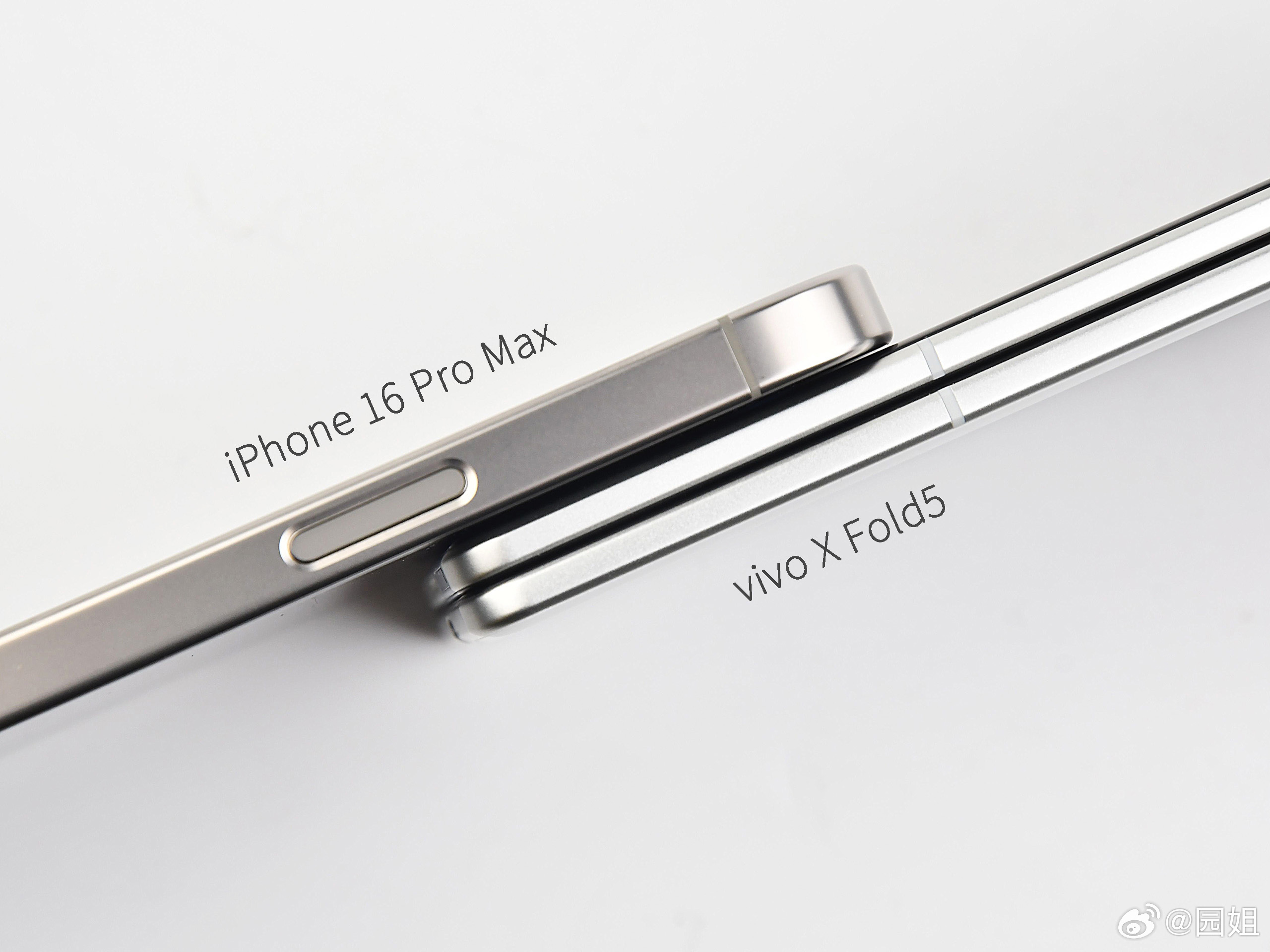 蓝厂这次的折叠屏厚度比iPhone16 Pro MAX还薄，这用起来舒服呀[哆啦