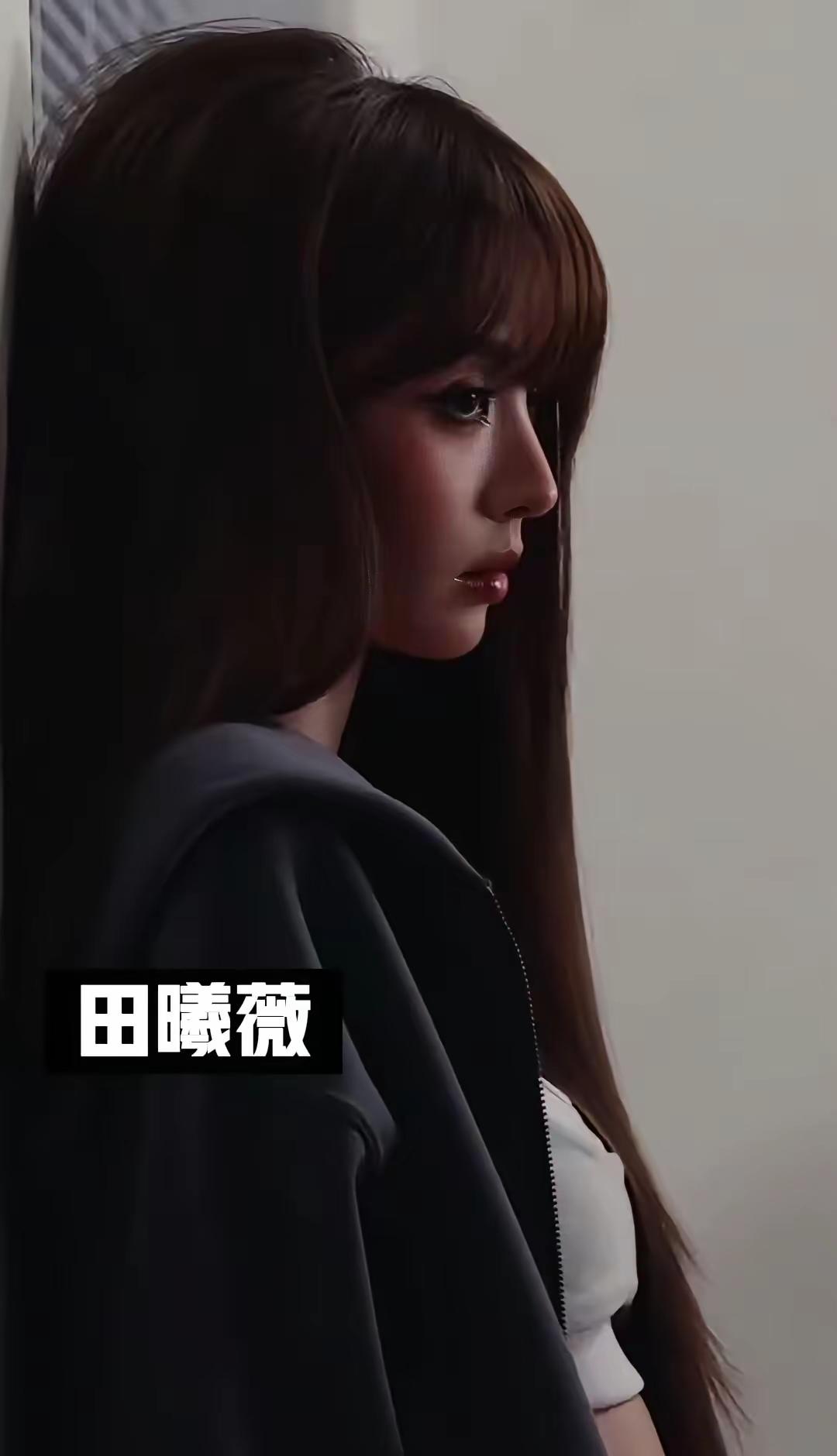 她像个漂亮的牌子猫