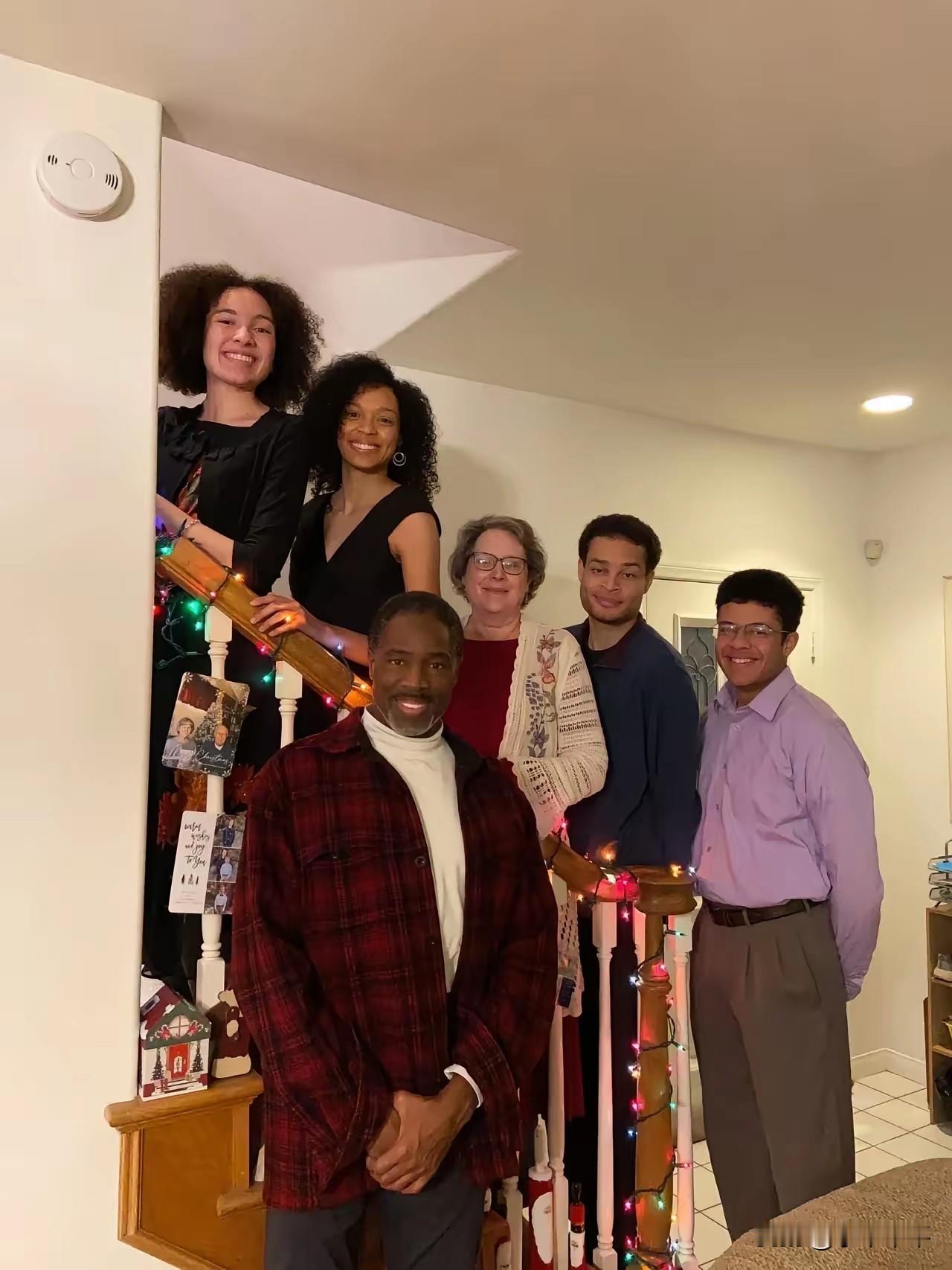 这是多么幸福美满的一家人呀！
建议美方能保持冷静克制，充分考虑科尔·托马斯·艾伦