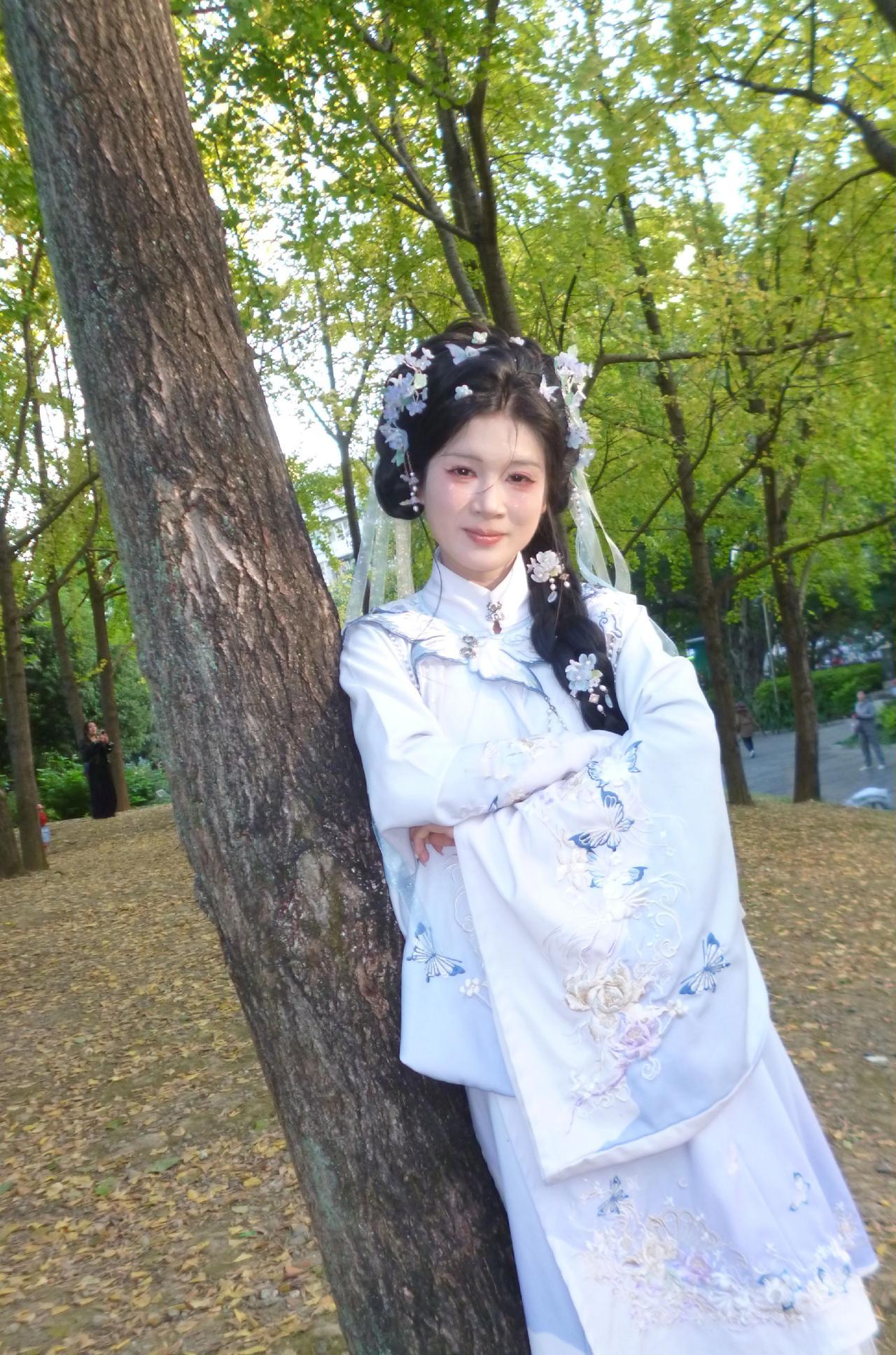 偶遇柳候公园，用CCd给小姐姐拍几张照片。小姐姐全程微笑伴在冬日的阳光里～～汉服