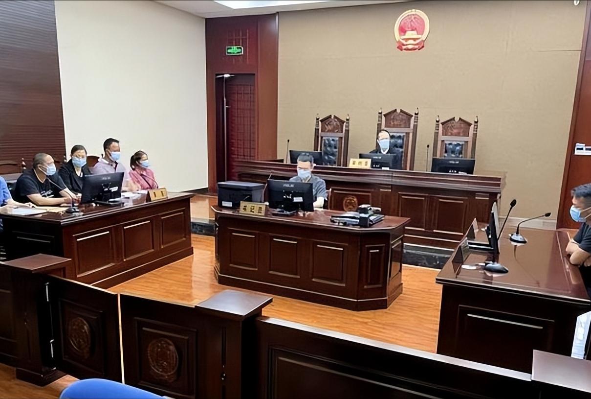 [微风]2015年，湖北一男子因为讨薪维权败诉后，在取法院判决回执单的时候，拿刀