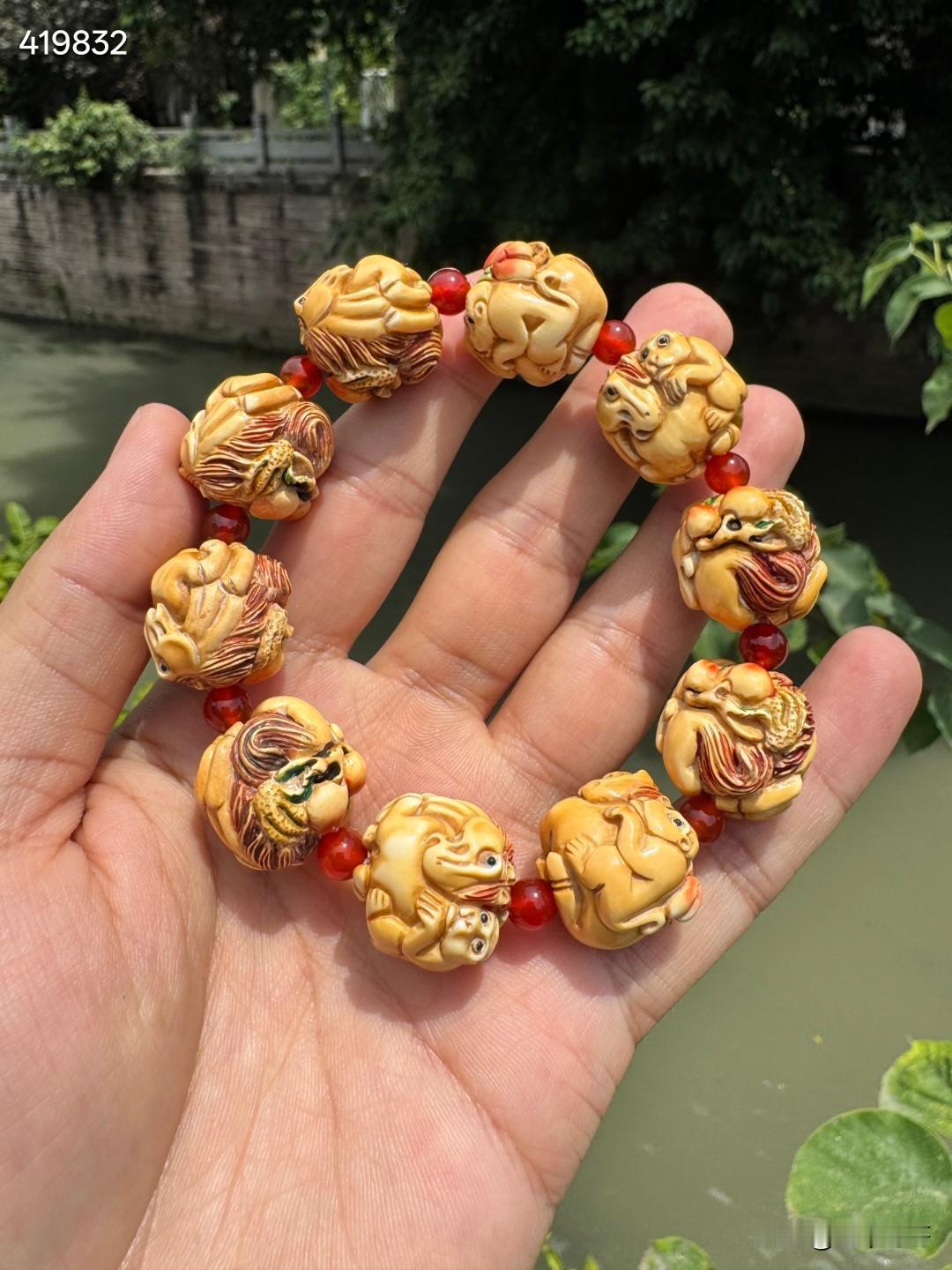 牙雕马上封侯手串，立体雕刻工艺，细腻圆润，刻画逼真，佩戴大气上档次！
尺寸：20