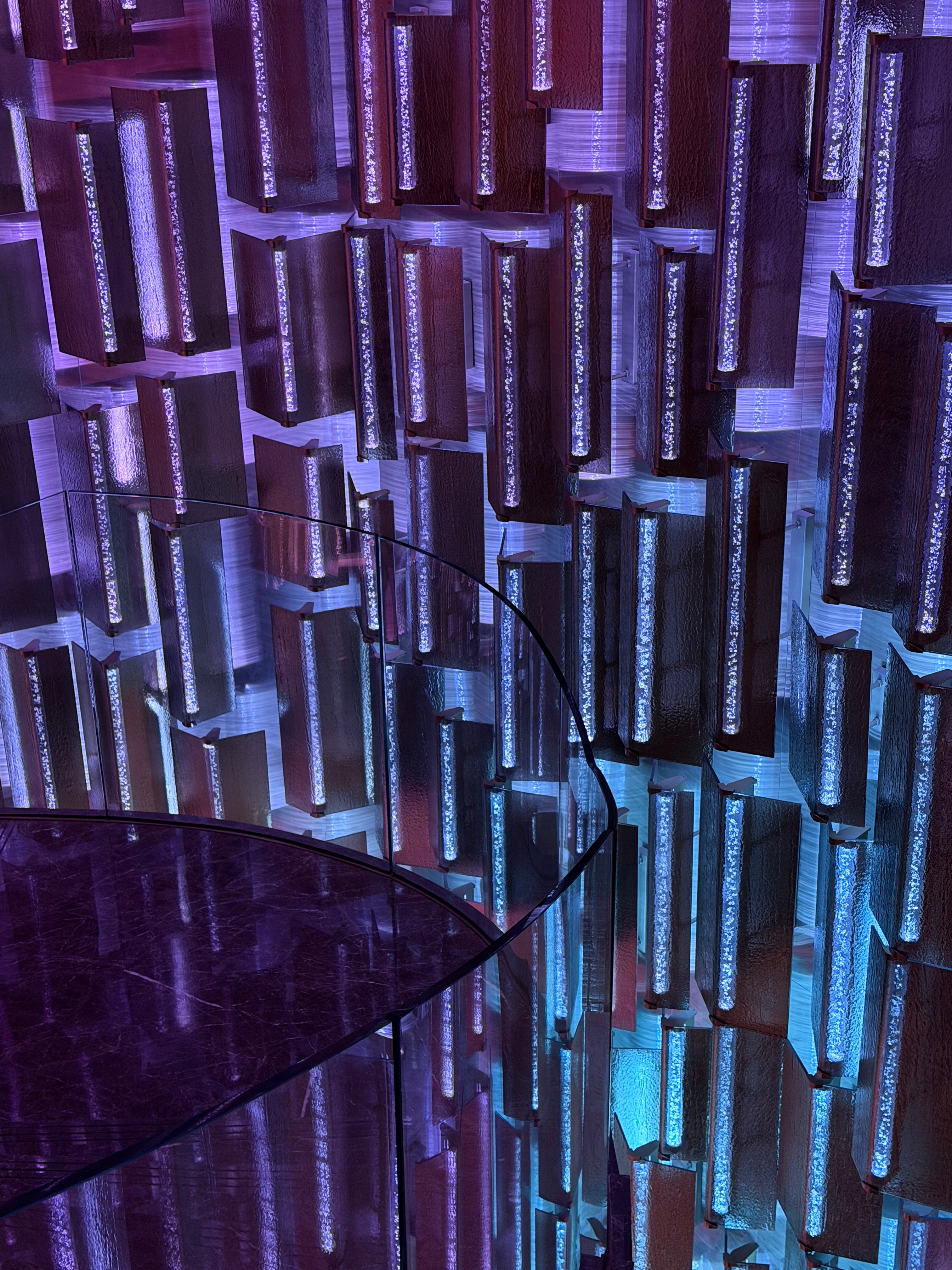 在酒店办入住被粉丝认出来了、是一位酒店的工作人员、他想了半天说你是那个那个…小白