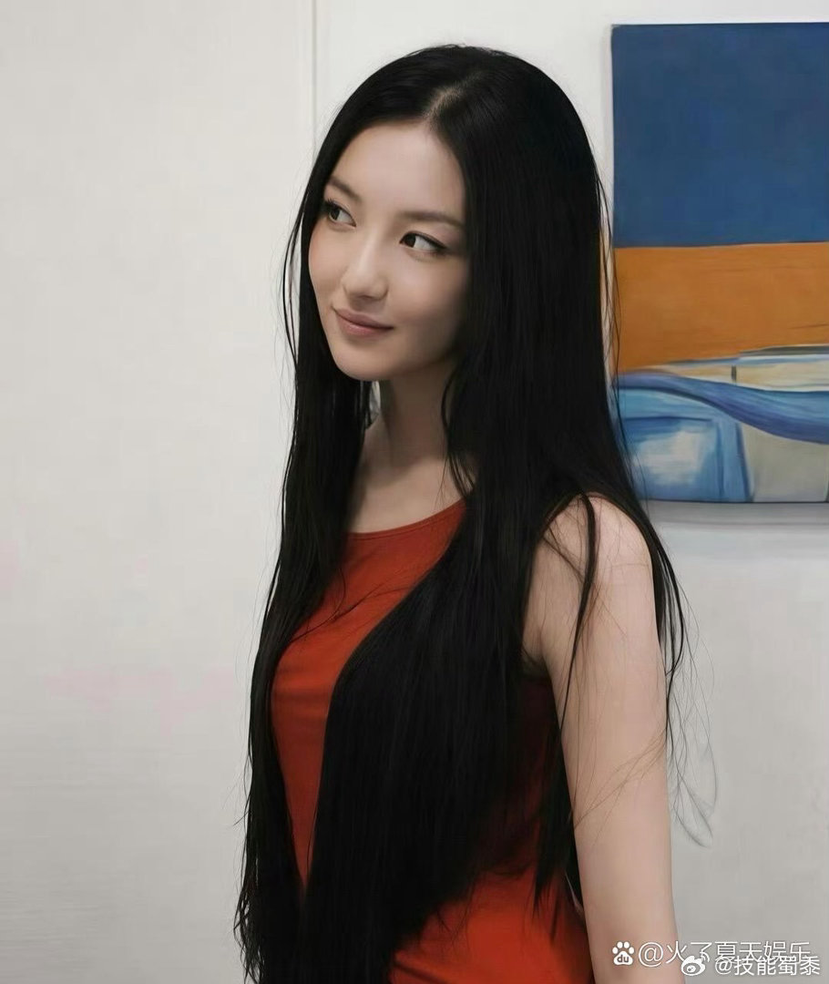 李嫣真﻿⁠是越﻿来⁠越像﻿她妈‏王菲‏了，那股‏气质简直一个﻿模子刻出来⁠的。 
