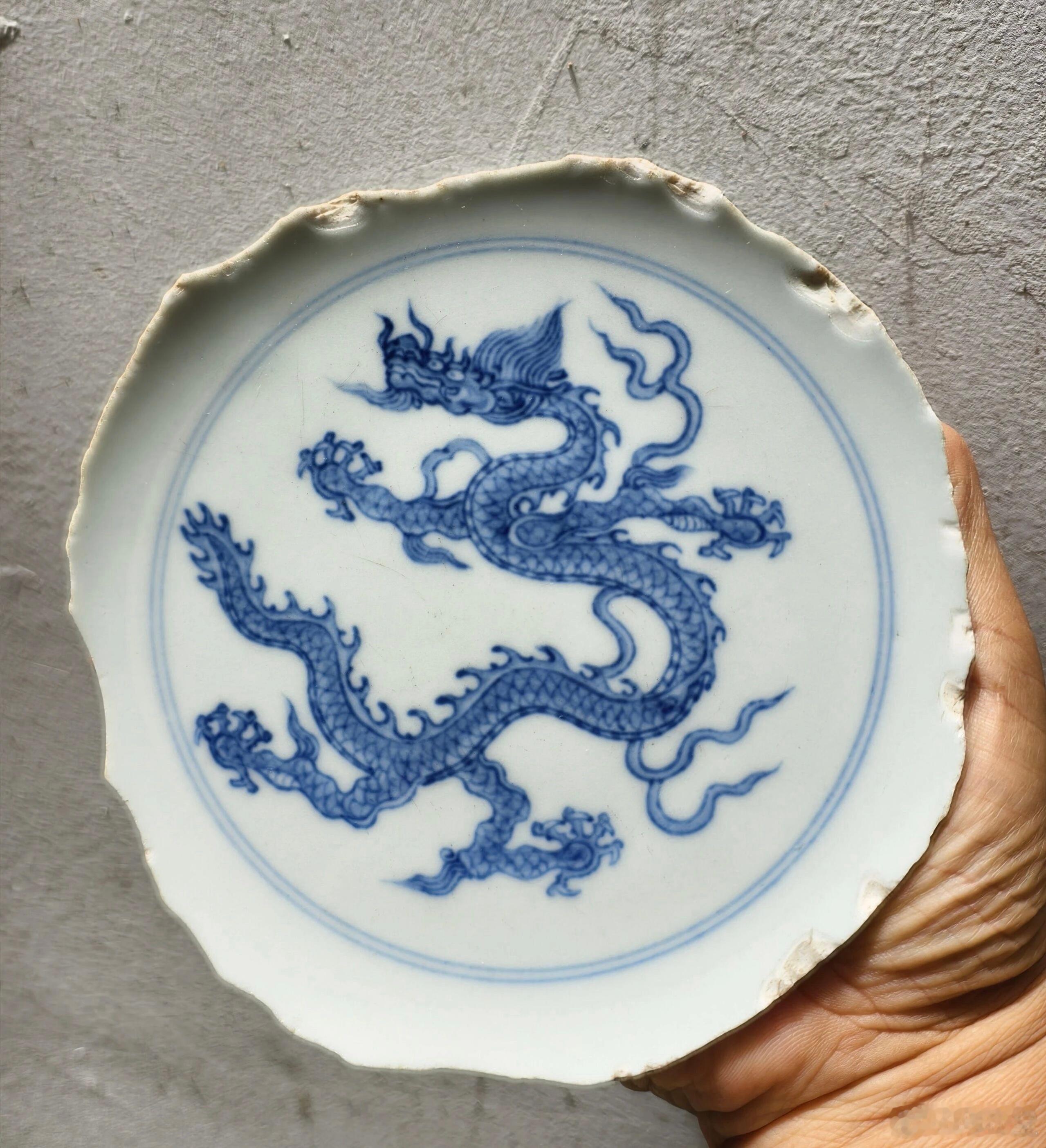 晨雨敲窗，泠泠地，像旧时廊下的风铃。取西达摩豆子一掬，碾碎了，便有野莓蜜饯的甜香