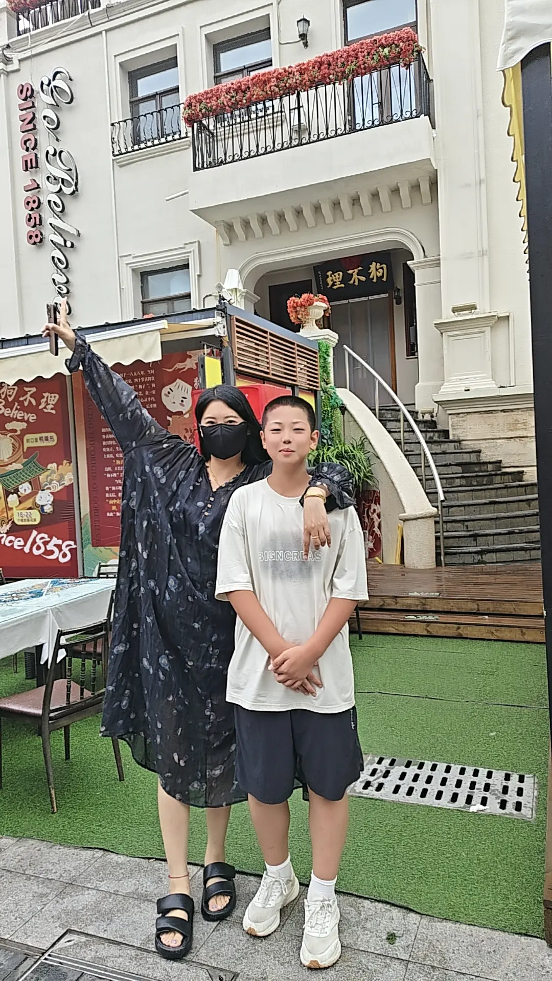 这次北京之旅，宝贝儿子全程跟着表姐后面拍照，我就在儿子后面偷拍他们，被...