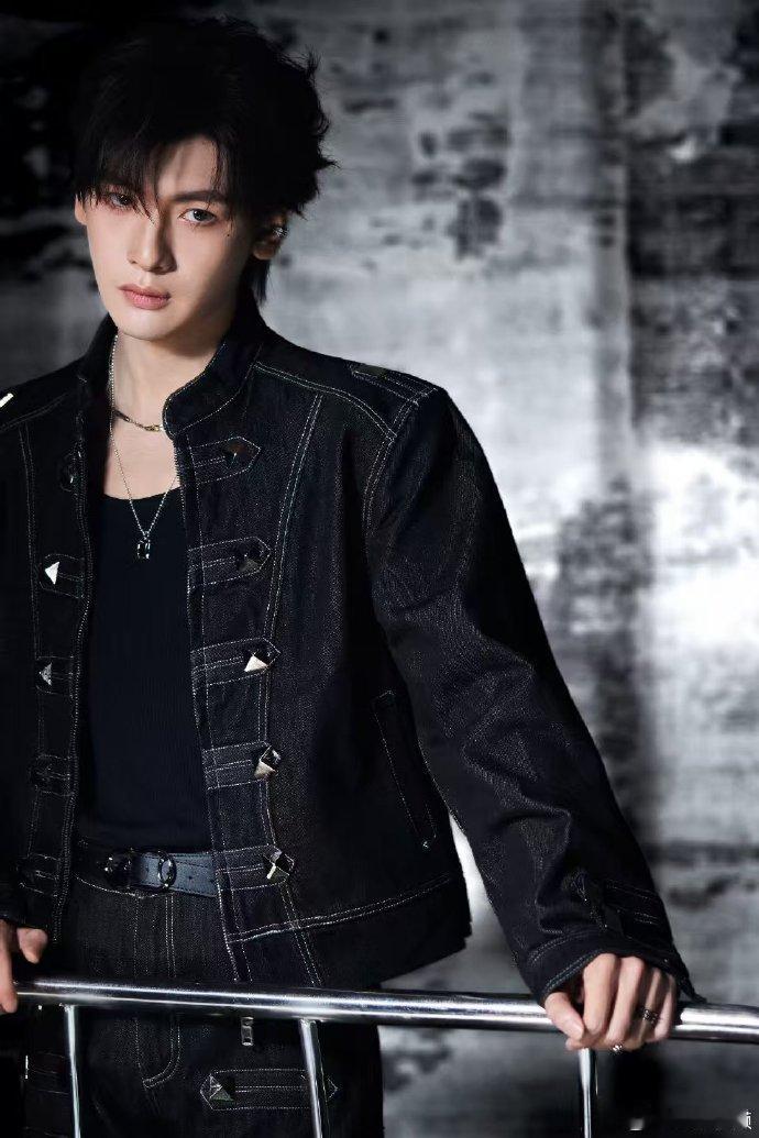 翟潇闻唱红豆梦回创造营 谁的青春回来了！万岁山音乐节听到《红豆》，七年过去嗓音依