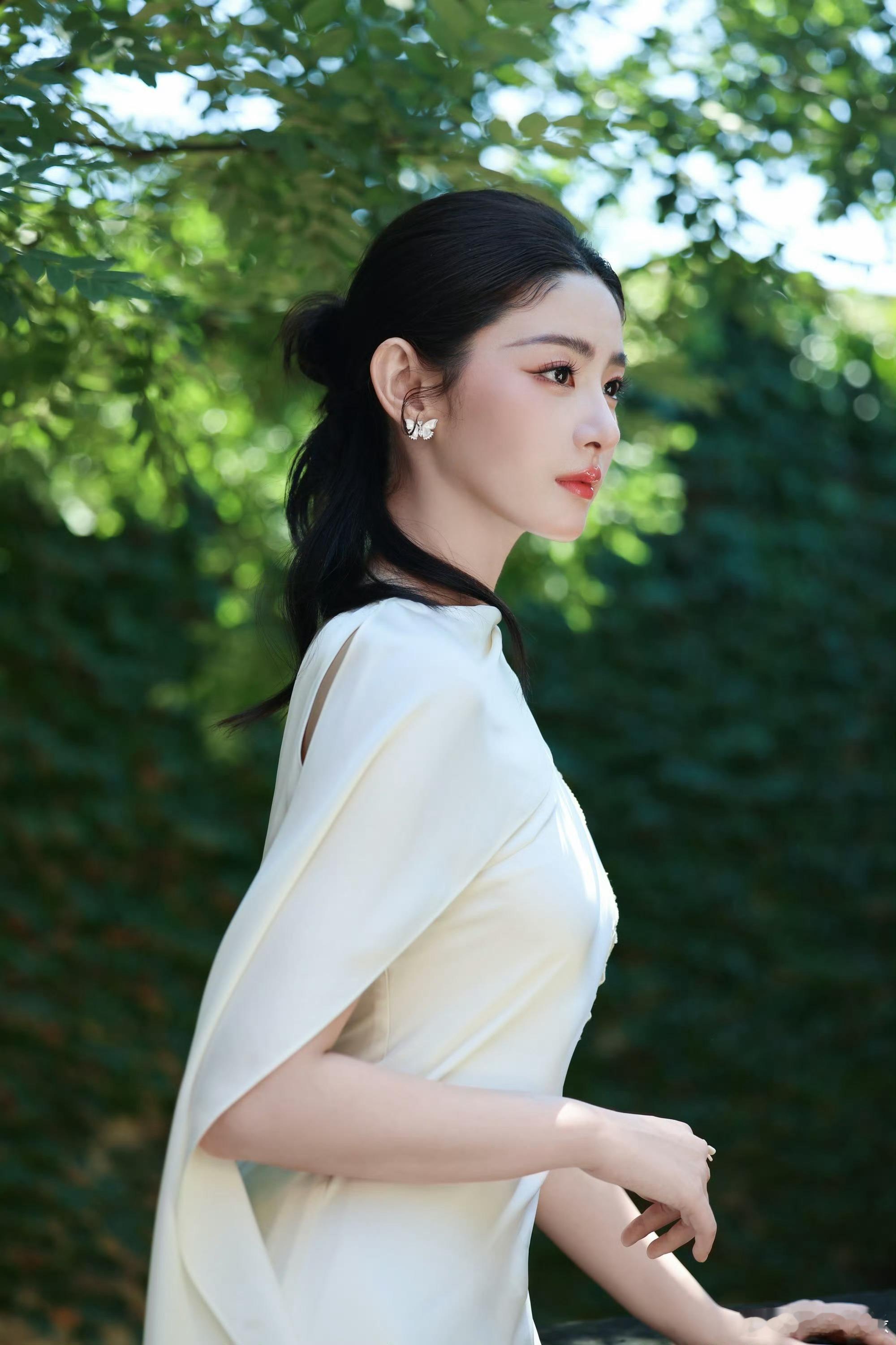 不必急着赶路，要关注身边的风景。路的尽头还有路，迢迢长路无尽头。美丽的风景等你欣