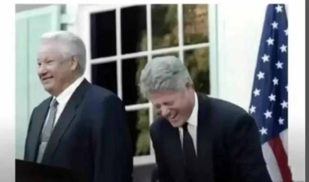 1992年，美国。叶利钦访问华盛顿，当面表示希望加入北约，克林顿听后没绷住，当场