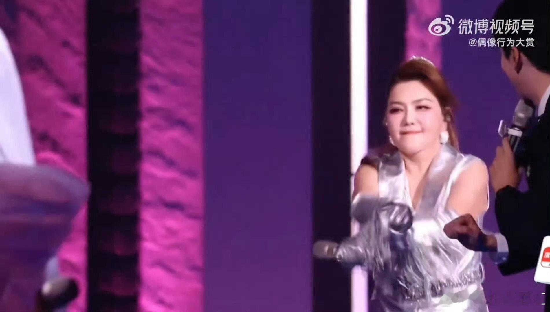 乌兰图雅太可爱了乌兰图雅也太真实了吧！骑马比心可可爱爱，认真坚持闪闪发光✨乘风2