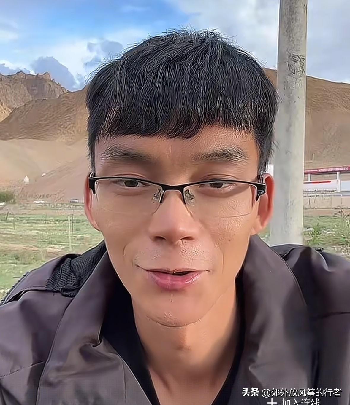今晚，唐尚珺在西藏最西端某座城市的路边开启了直播。他表示自己的骑行之旅已经持续了