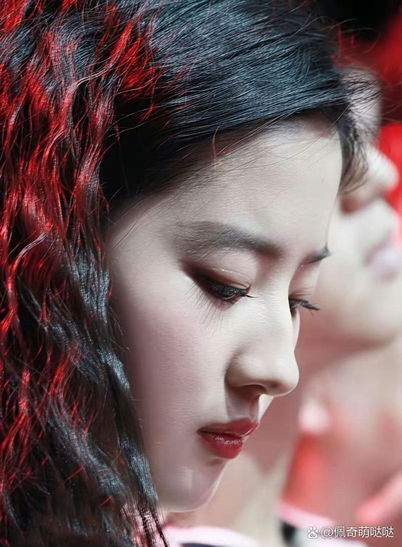 才注意到刘亦菲鼻尖上的那颗痣，也太会长了，精致度直接拉满 