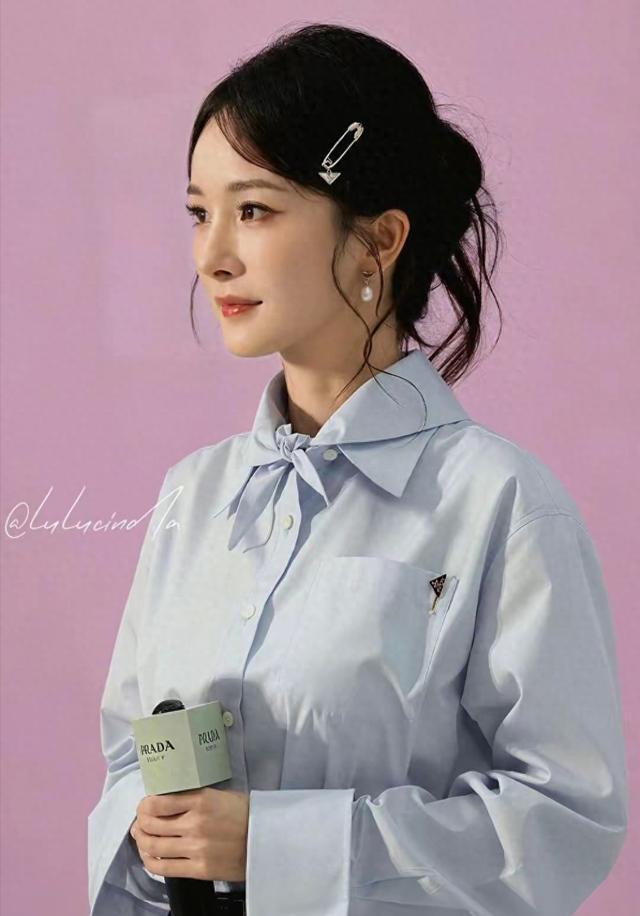 杨幂“52岁”玩梗爆火！这哪里是扮嫩，分明是顶级清醒
 
事业上杨幂算得上85花