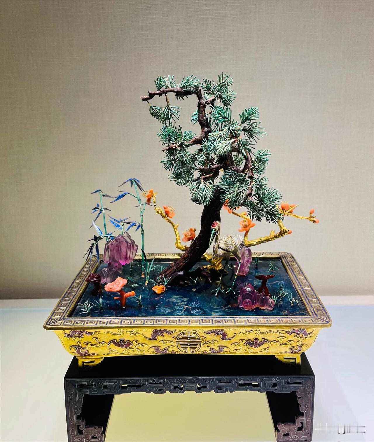 梅花冒雪开放，松树经冬不凋，竹子四季常青，松竹梅被合称为“岁寒三友”。

有些画