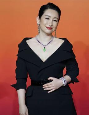 秦海璐有个坚持了11年的习惯，就是每个月都会给婆婆转一笔五位数的生活费。每次转账
