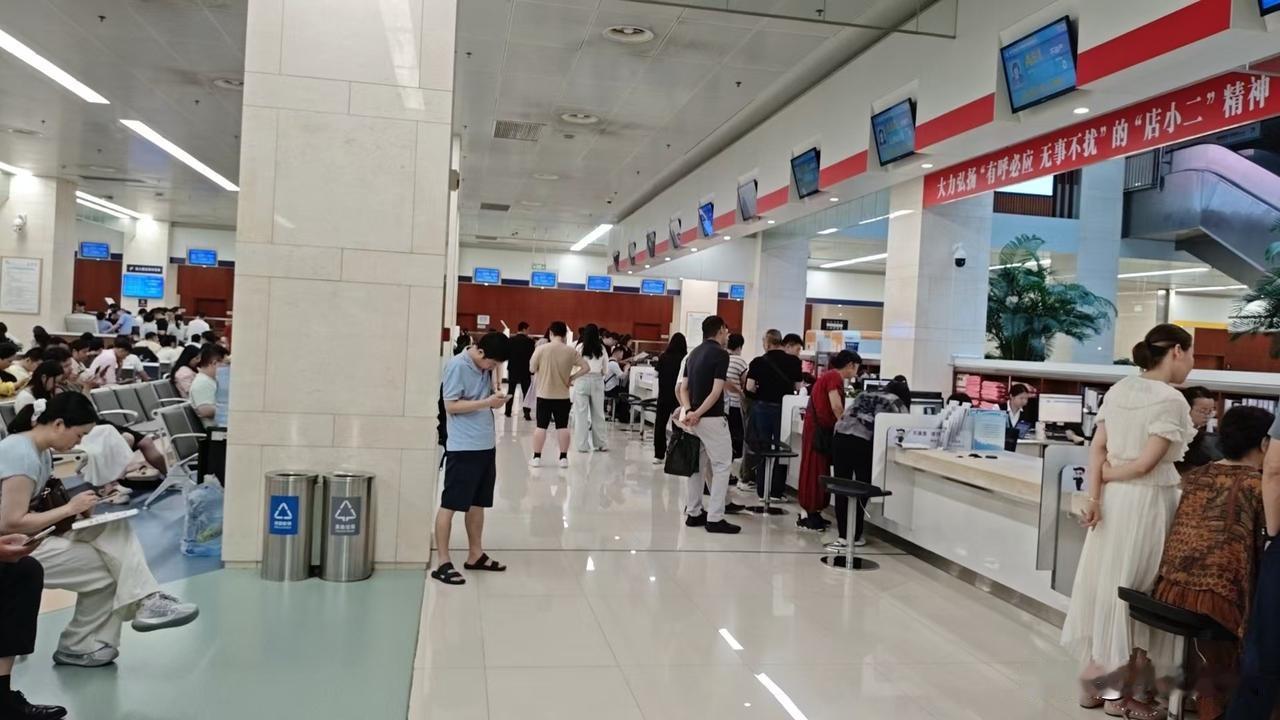 粉丝发给博主的，周六光谷管委会过户情况，粉丝说，看起来挺火热的。博主告诉粉丝，就