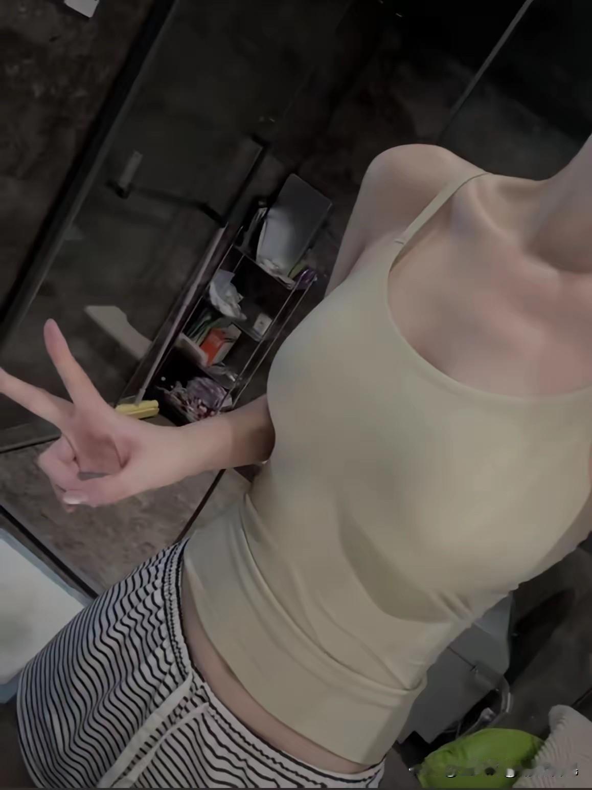 嚯，消失一阵子的张颖颖又冒头了！
好多人看她更新动态，又是减肥塑形，又是啃书学习